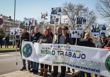 Policías y guardias civiles protestan en La Moncloa por el agravio de sus jubilaciones frente a las de las policías autonómicas