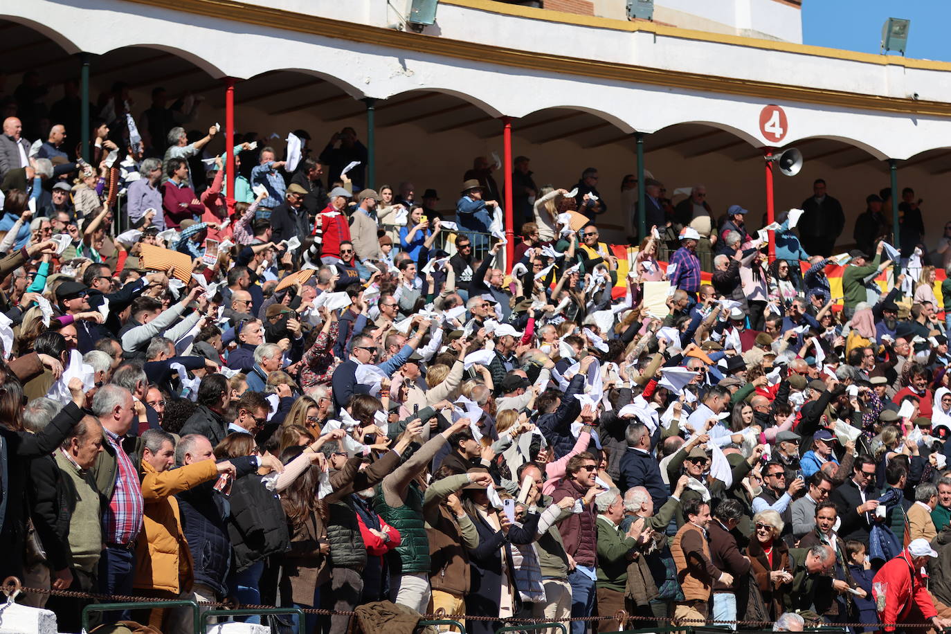 El triunfo de Manuel Román en su debú con picadores, en imágenes
