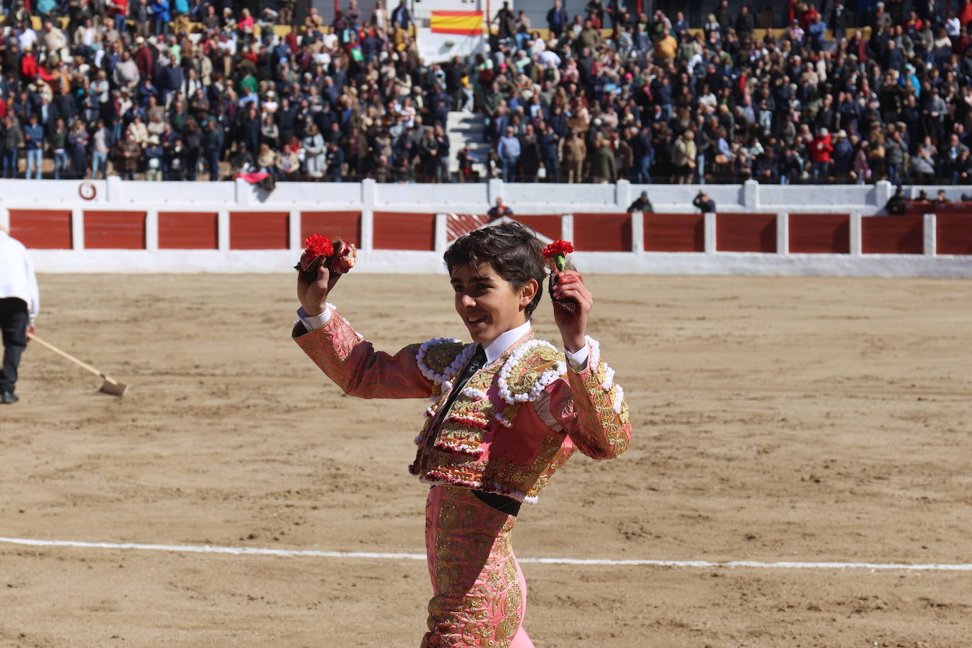 El triunfo de Manuel Román en su debú con picadores, en imágenes