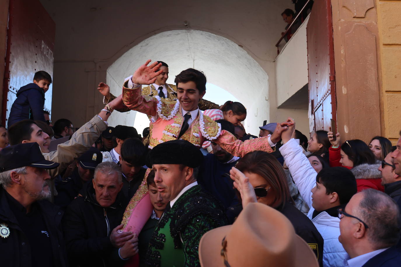 El triunfo de Manuel Román en su debú con picadores, en imágenes