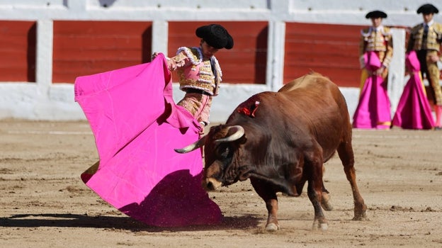 Manuel Román torea con el capote a su primer novillo