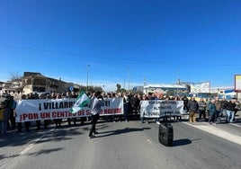 Unos 400 vecinos de Villarrubia cortan la N-431 para exigir un centro de salud y la eliminación de pasos subterráneos