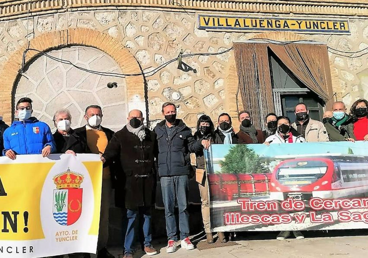 Marcha de vecinos de Yuncler y Villaluenga para pedir la reapertura de la estación