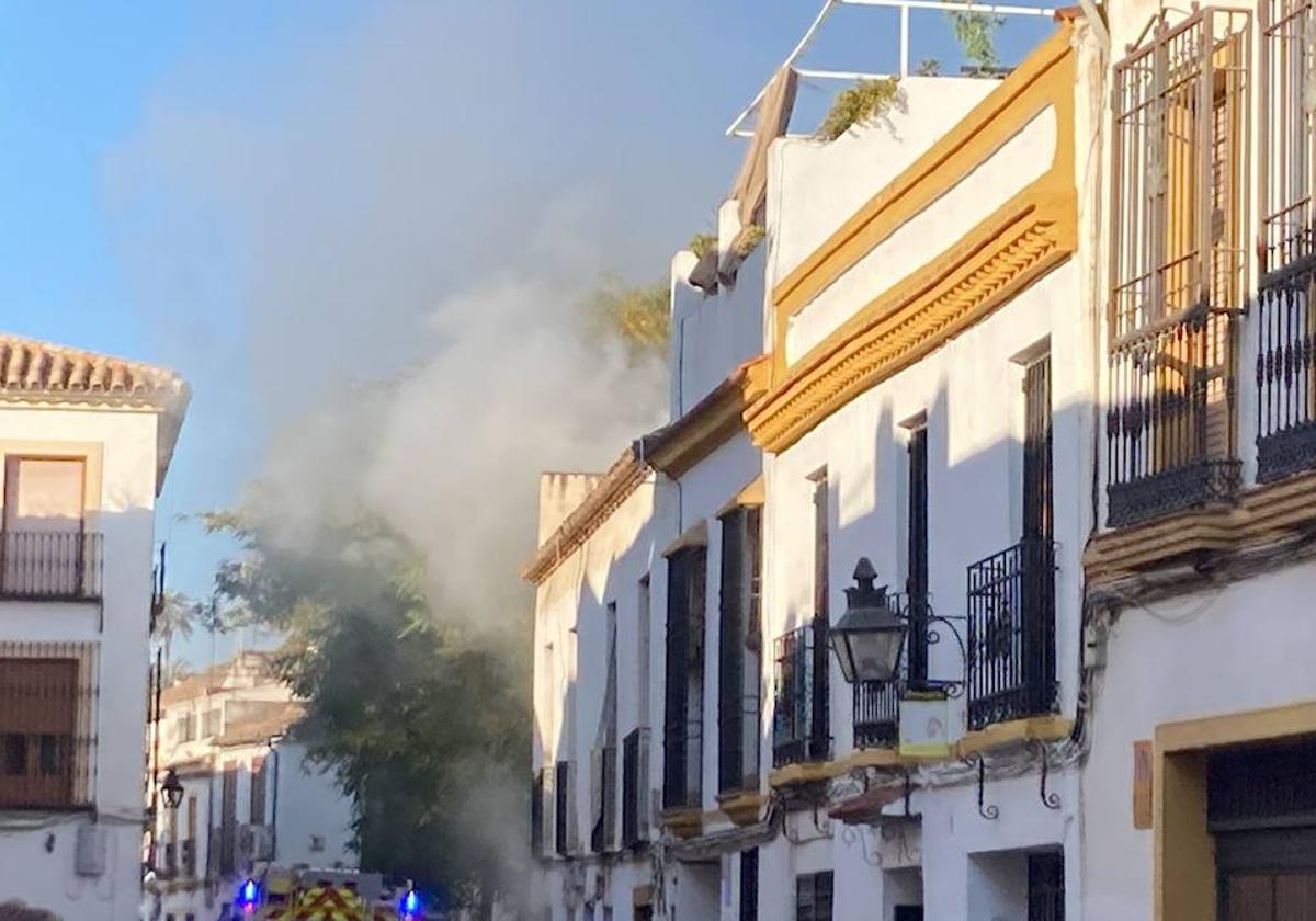 El incendio ha provocado una intensa humareda