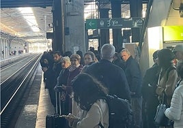 Una avería en un Avant a Sevilla deja a decenas de pasajeros en el andén de la estación de Córdoba durante más de una hora