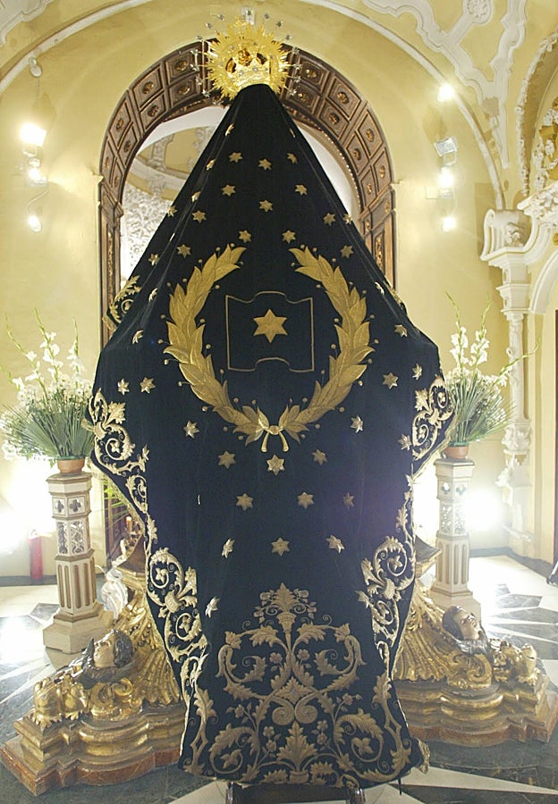 Manto de los Alféreces, realizado para la Virgen de los Dolores en 1973