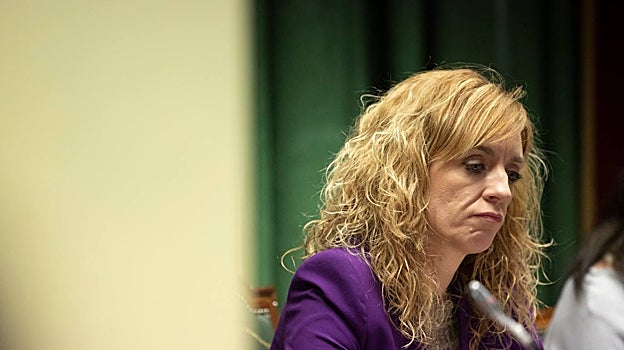 La alcaldesa socialista de Maracena, Berta Linares, durante el pleno extraordinario de este miércoles