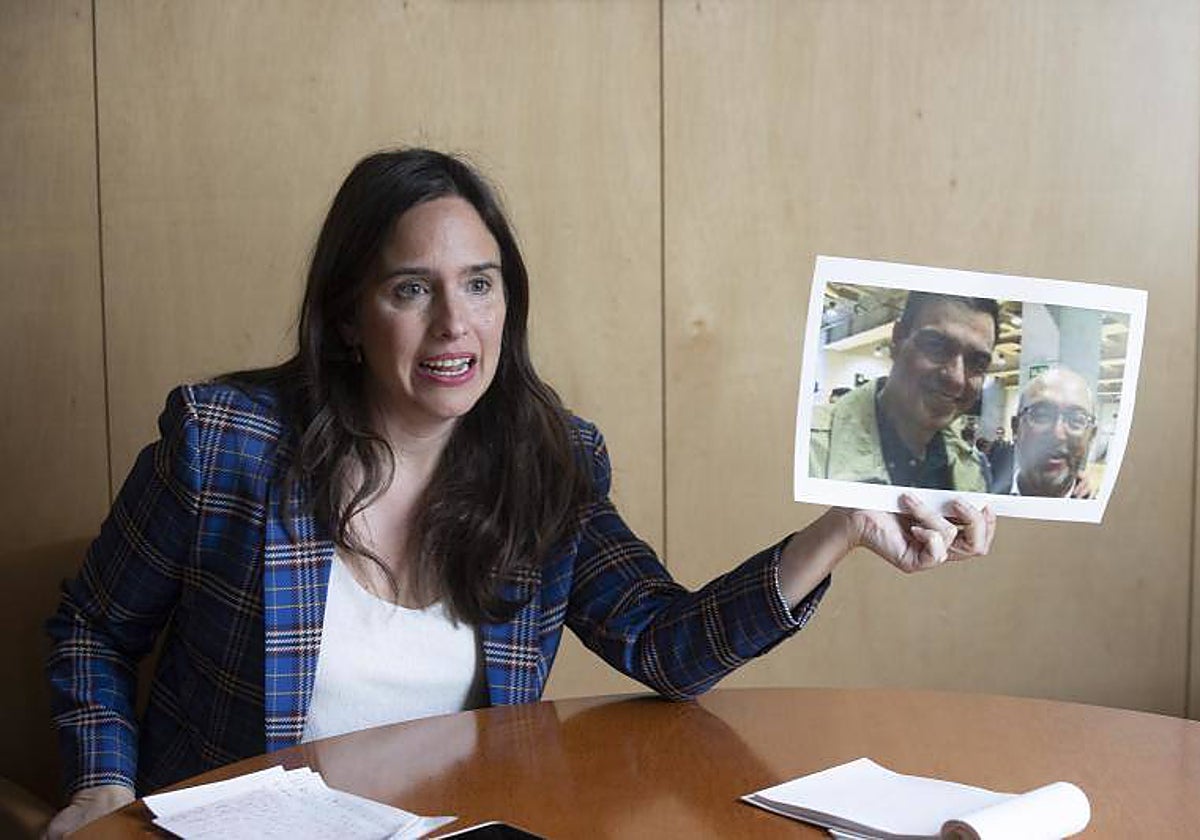 La diputada del PP Belén Hoyo muestra una foto de Sánchez con el 'Tito Berni'