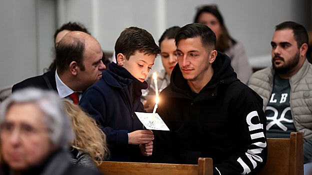 Cristian Carracedo ante la Virgen de los Dolores