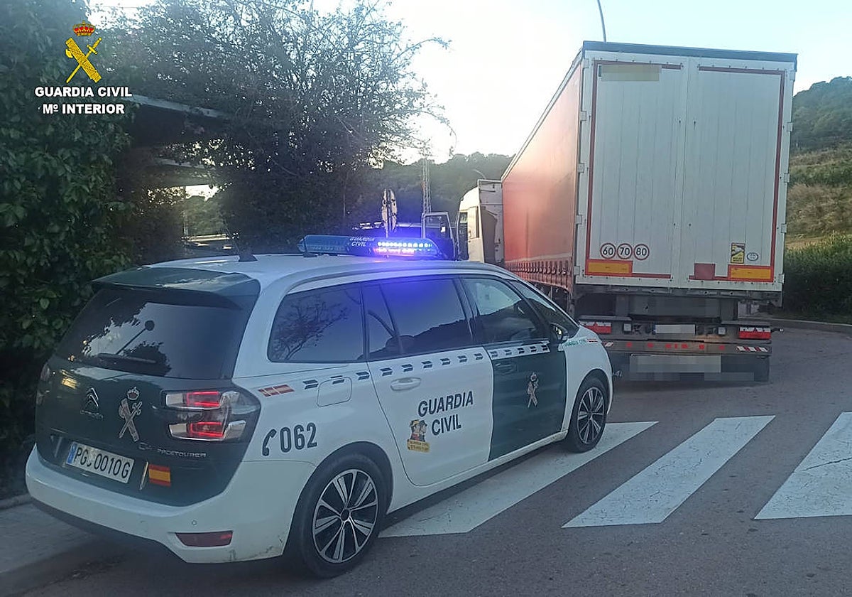 Imagen de un coche de la Guardia Civil y el camión accidentado en Sagunto (Valencia)