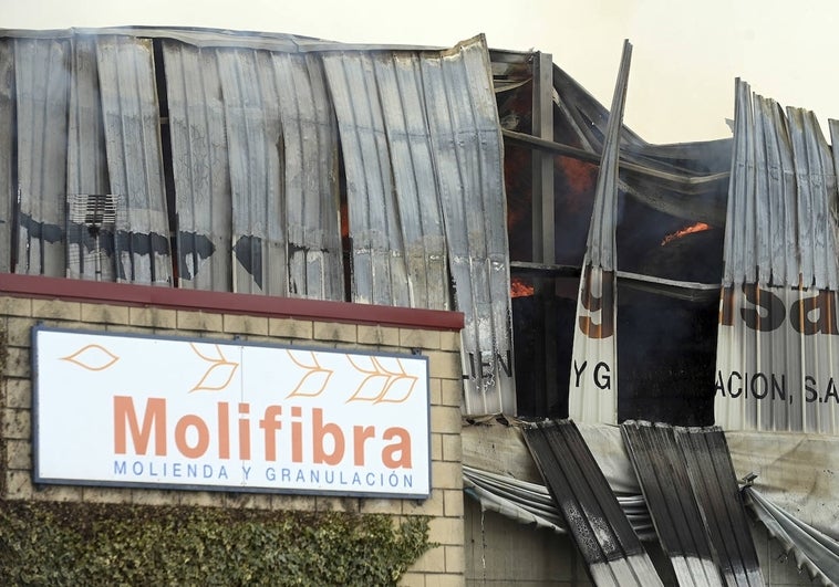 Un aparatoso incendio devora en horas una nave de Molifibra, en Burgos