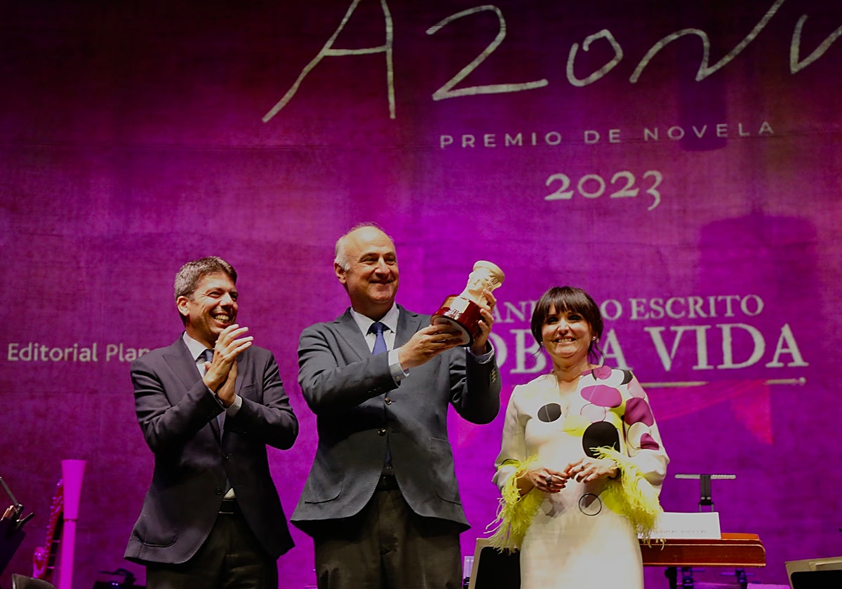 El ganador del Premio Azorín de Novela 2023, Fernando Benzo, junto a Carlos Mazón y Julia Parra, en la gala celebrada en el ADDA.
