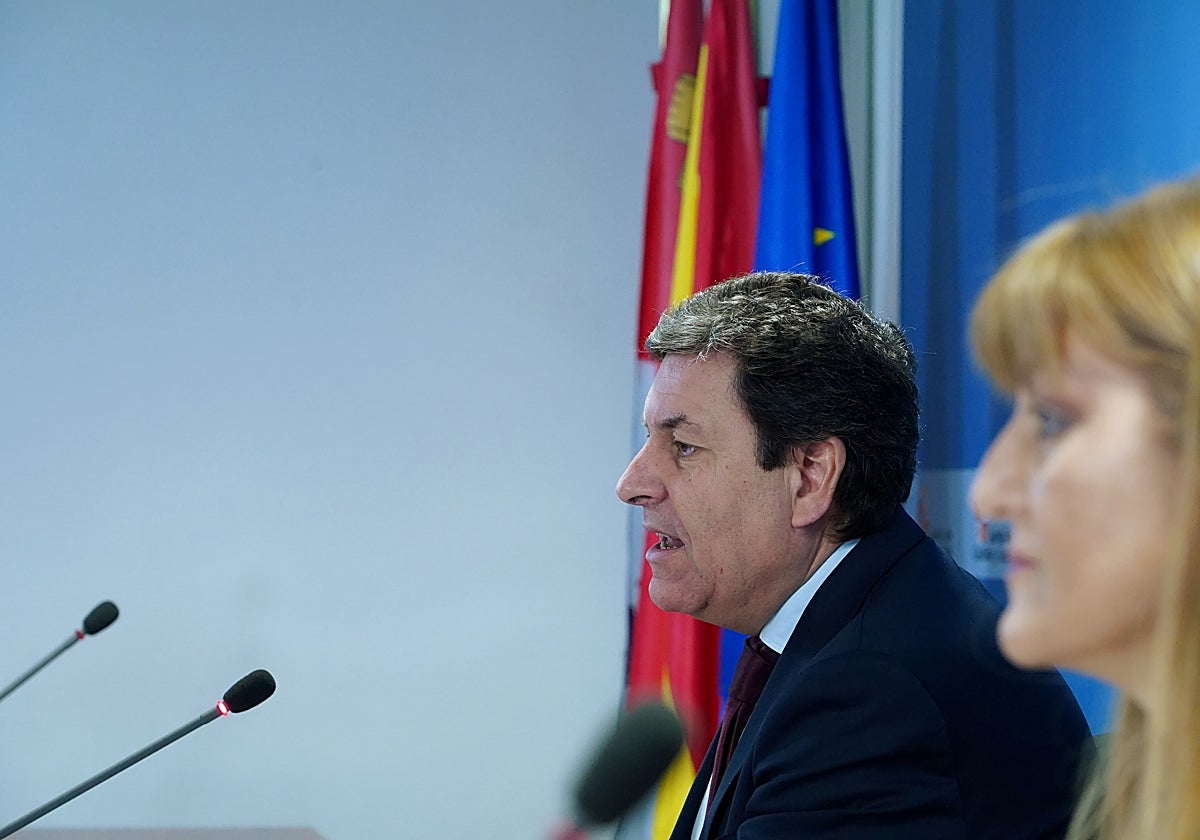 El consejero de Economía y Hacienda, Carlos Fernández Carriedo, durante la rueda de prensa de la contabilidad regional