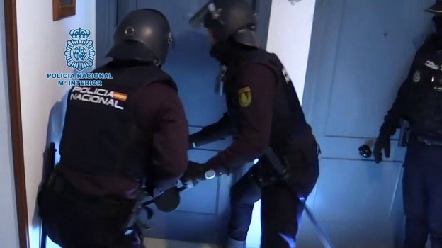 Momento en el que la Policía irrumpe en una de las casas