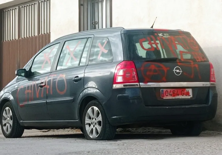 «Chivato» y esvásticas, las pintadas en un coche del alcalde de San Martín de Pusa: «Tengo un sospechoso»