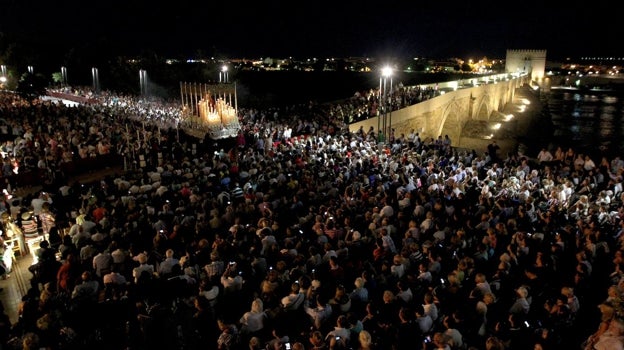 La Reina de los Mártires llega a la Puerta del Puente para inaugurar el Vía Crucis Magno