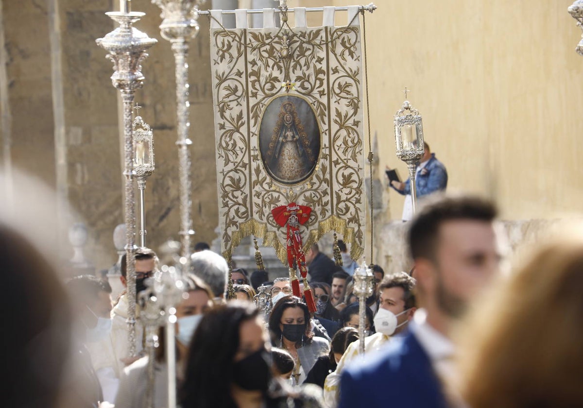 El Simpecado nuevo del Rocío, en el traslado de febrero de 2022 a la Catedral por los 25 años de su titular