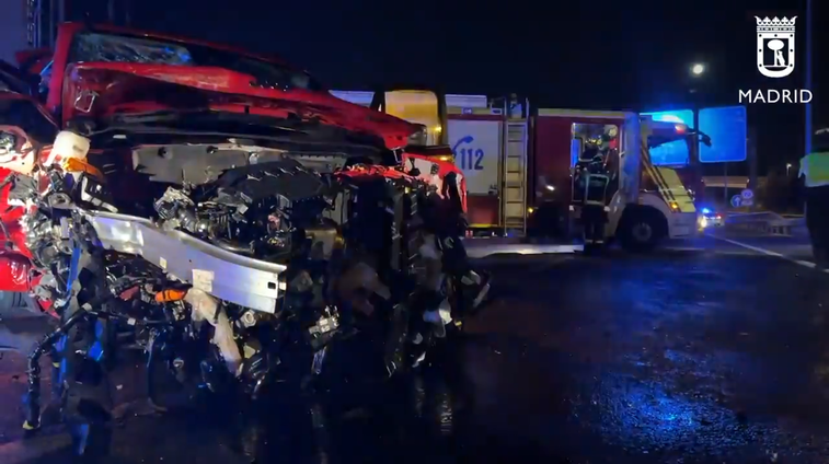 Colisión frontal entre un turismo y un taxi en la carretera M-11, en Madrid