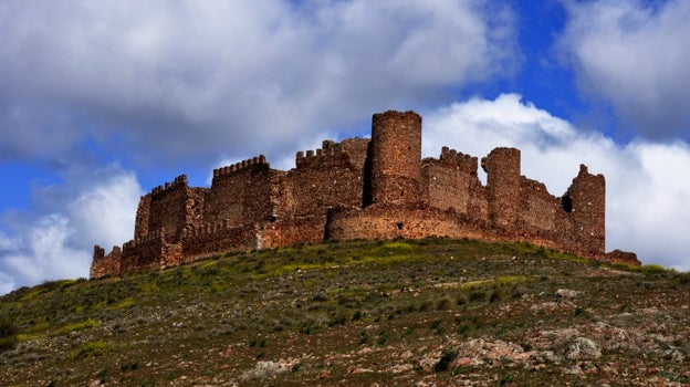 Castillo de Almonacid de Toledo, sobre la colina en la que se levanta