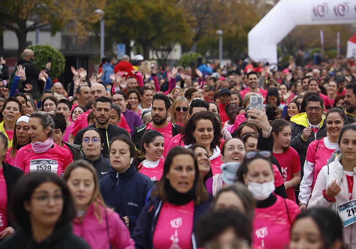 Participantes en la línea de salida de la Pink Running de Córdoba