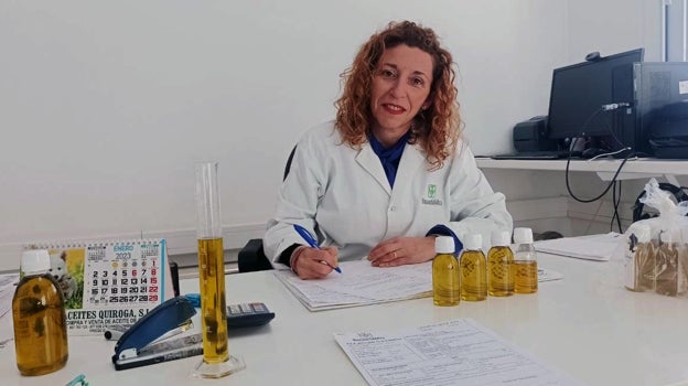 Nuria en su despacho de análisis técnico con diferentes muestras de aceite