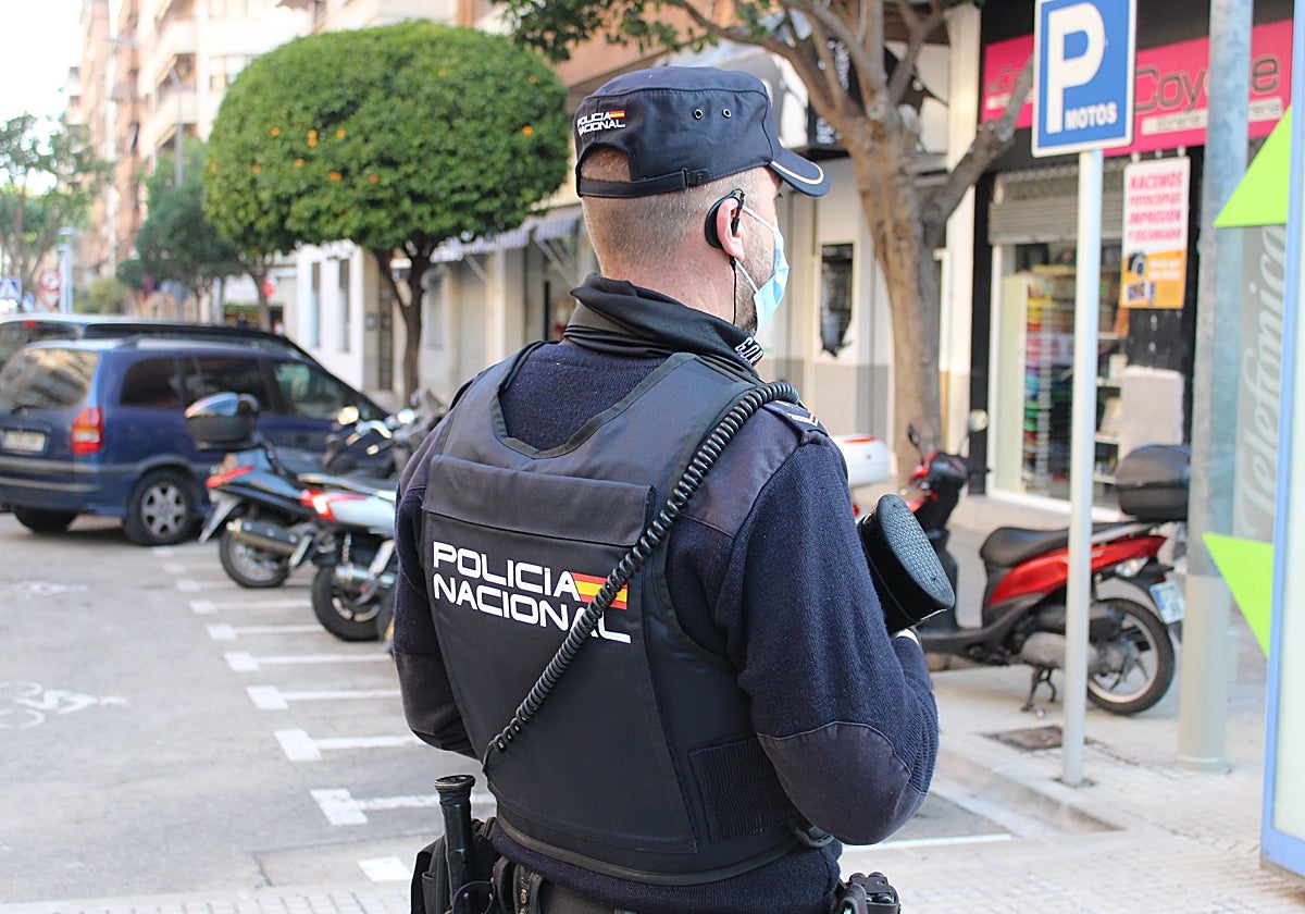 Un policía nacional en tareas de vigilancia en las calles.