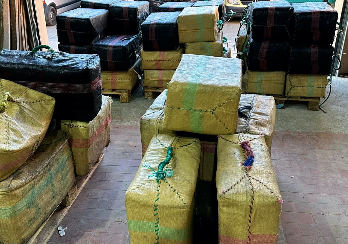 Parte del alijo interceptado por la Guardia Civil en Almería.