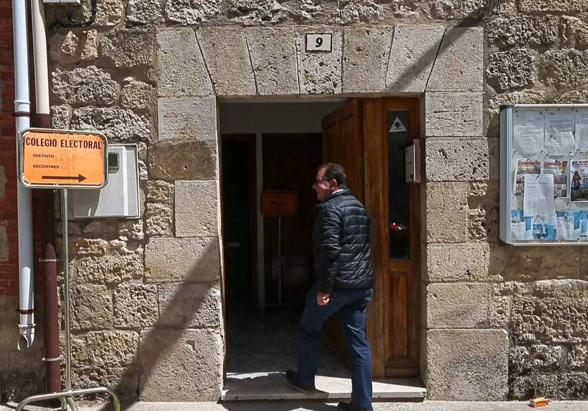 Colegio electoral en la provincia de Burgos, en una imagen de archivo