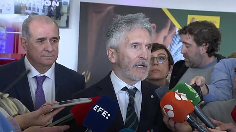 Grande-Marlaska confirma la "suspensión de empleo y sueldo" al comisario jefe de Fuengirola