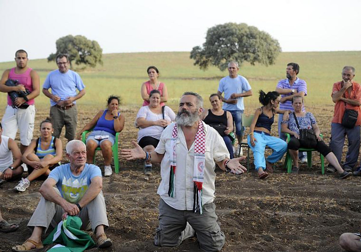 Sánchez Gordillo, durante la ocupación de una finca