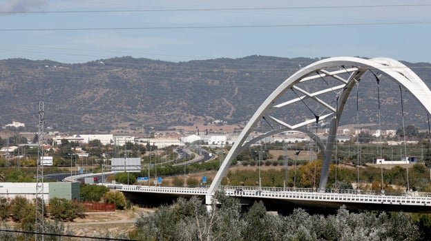 Primer tramo de la Variante Oeste con el puente de Ibn Firnas