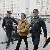 El acusado del triple crimen de Valga calla ante el tribunal