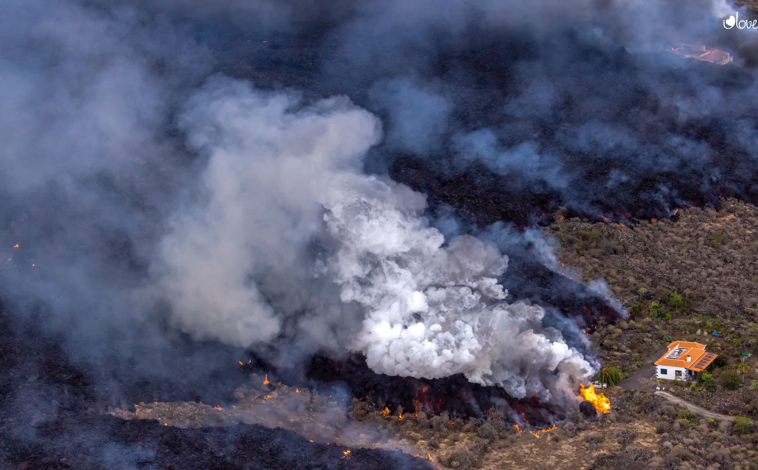 Imagen principal - Viviendas en La Palma, bajo las coladas de lava de Cumbre Vieja