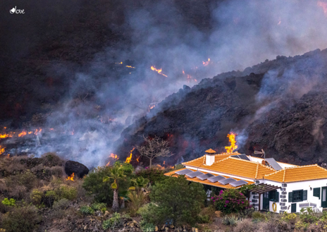 Imagen secundaria 1 - Viviendas en La Palma, bajo las coladas de lava de Cumbre Vieja