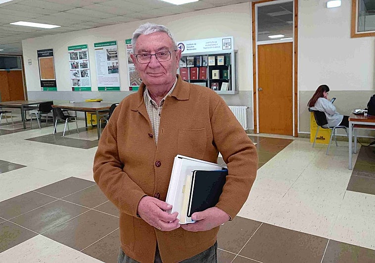 Lucio Santamarta, el octogenario que se ha graduado en Historia del Arte en la Universidad de León