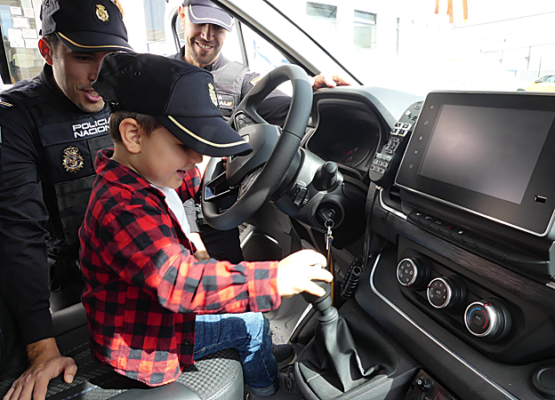 Los agentes que intervinieron y el pequeño, juntos en la Comisaría