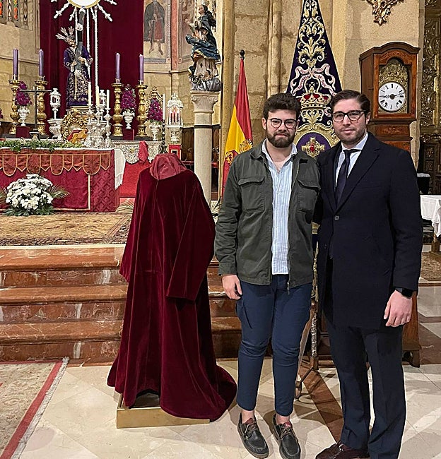 Donación de la nueva túnica, con Juan Hinojosa a la derecha