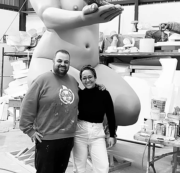 Raúl Martínez y Cristina Gómez posan junto a su falla