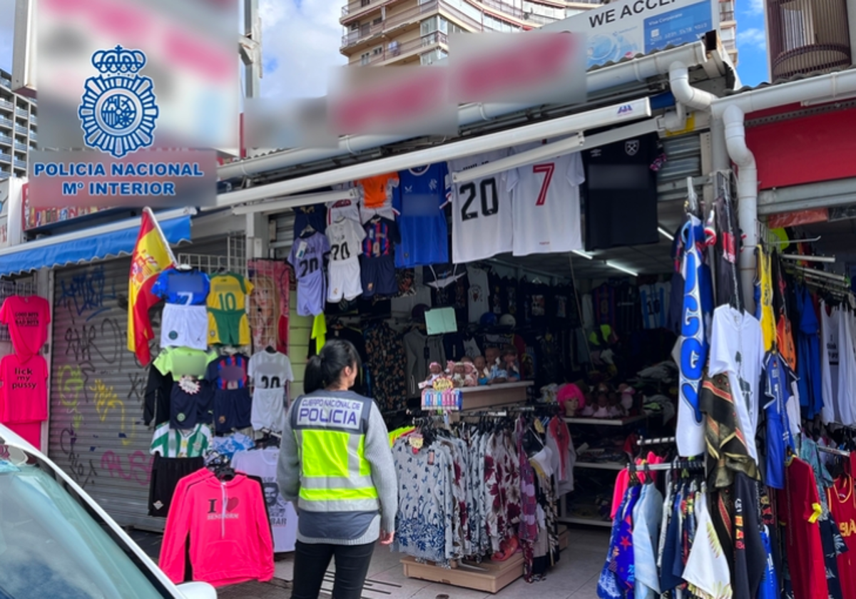 Local de venta de falsificación en Benidorm, en foto de archivo