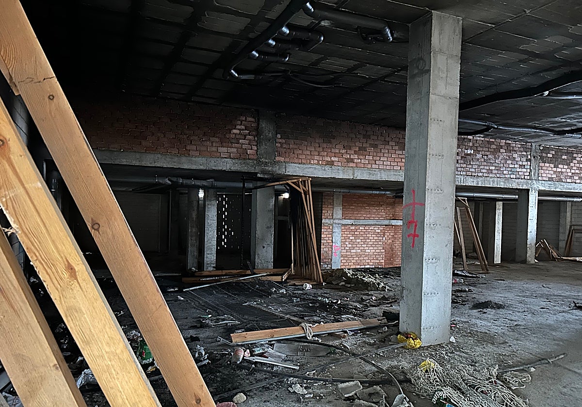 Interior del edificio incendiado y en el que se produjo un robo