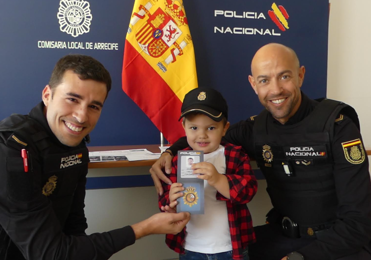 La decisión crucial de dos policías nacionales salva la vida de un niño de tres años en Lanzarote