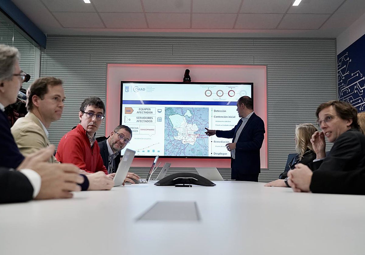Almeida, junto a operadores del Centro de Ciberseguridad, en la sala de cibercrisis