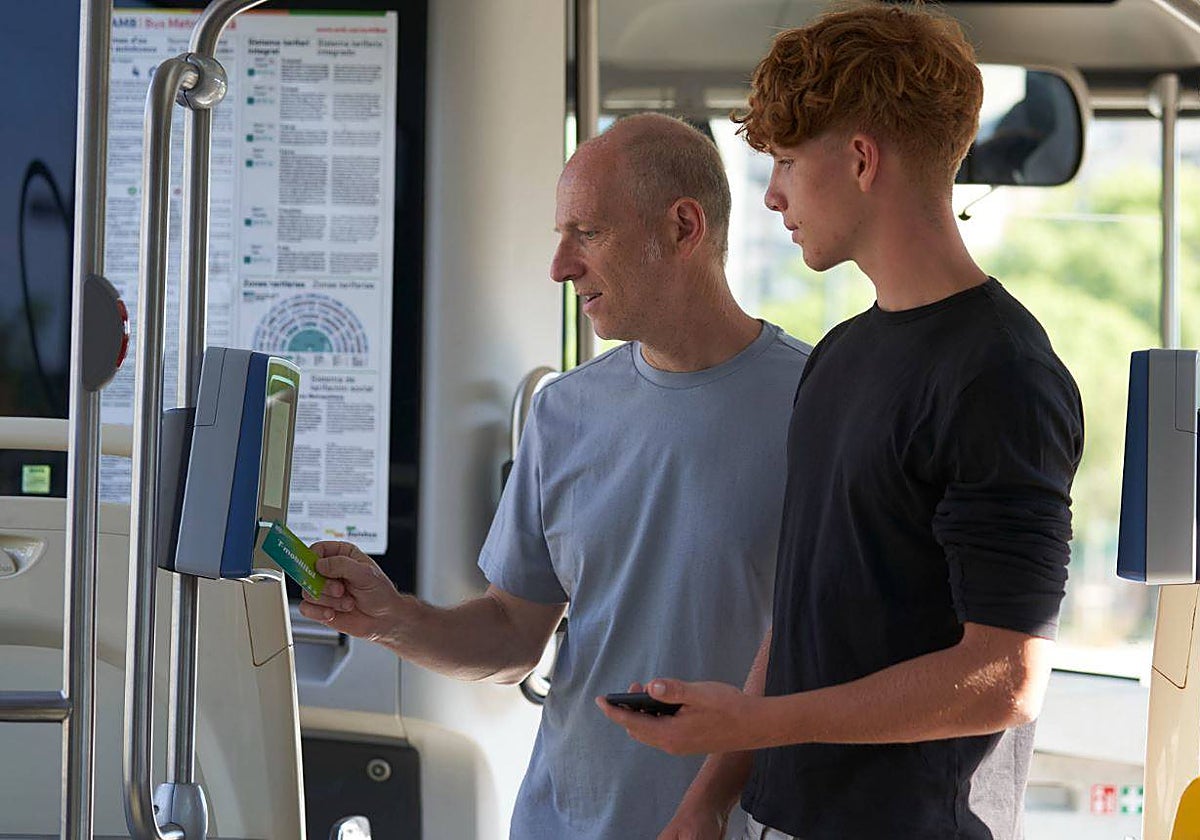 Dos usuarios, usando la T-Mobilitat