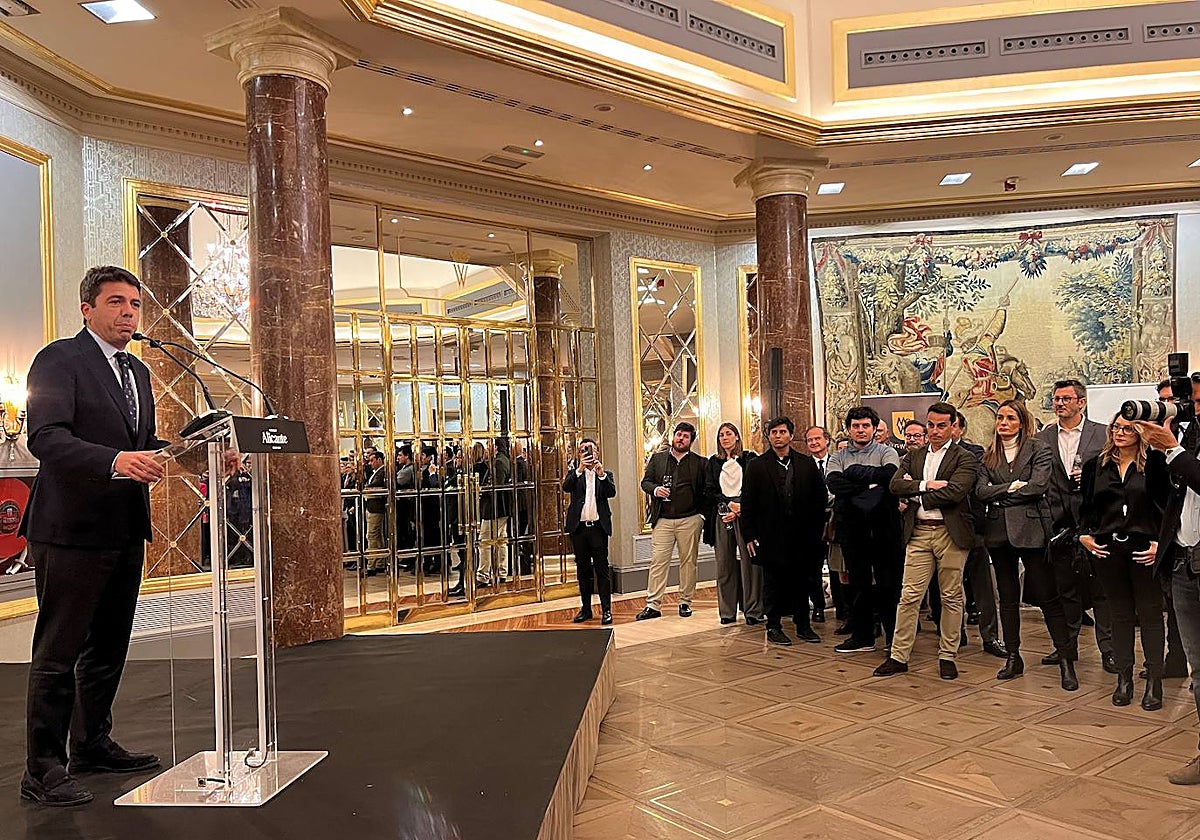 Imagen del presidente de la Diputación de Alicante, Carlos Mazón, durante su intervención en el acto