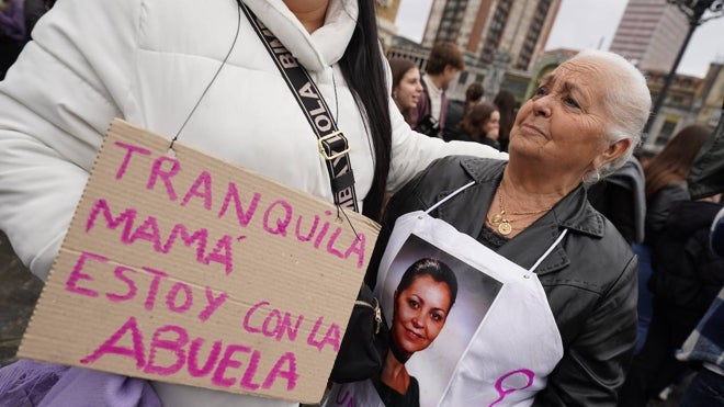 María posa con su abuela al inicio de la manifestación