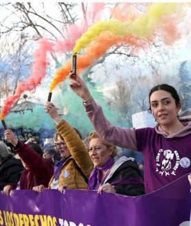 Imagen secundaria 2 - La manifestación en Toledo aglutinó a más de un millar de personas que salieron a las calles para reivindicar los derechos de la mujer