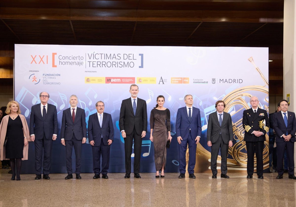 Los Reyes Felipe IV y Letizia junto a la presidenta interina de RTVE, Elena Sánchez (1I); el defensor del Pueblo, Ángel Gabilondo (2I); el ministro del Interior, Fernando Grande-Marlaska (3I); o el alcalde de Madrid, José Luis Martínez Almeida (3D), entre otros.