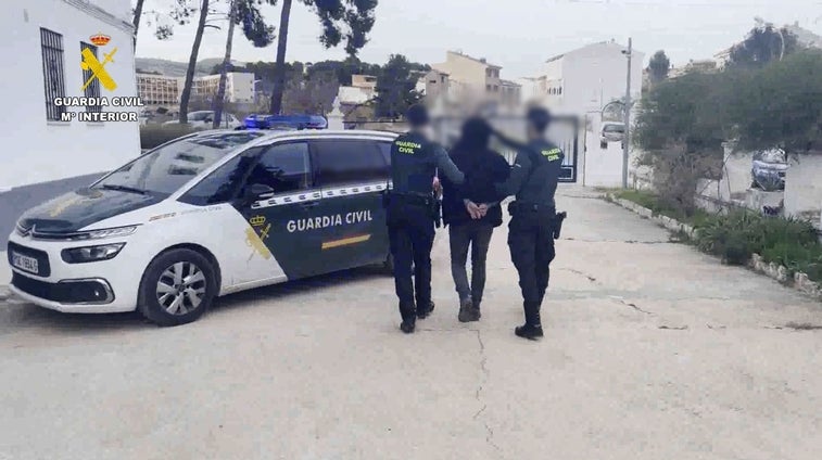 Detienen a un violento ladrón por robar a ancianas por la noche en Buñol (Valencia)