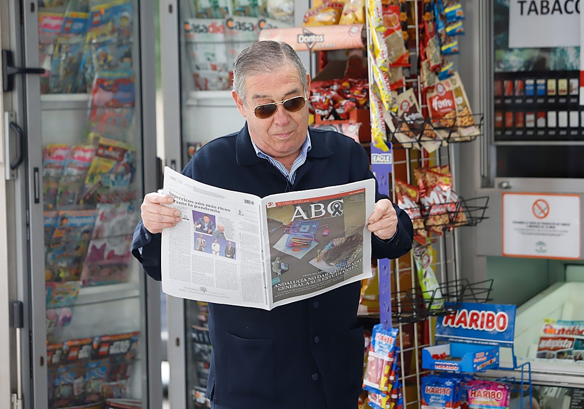 Un lector de ABC junto a un quiosco