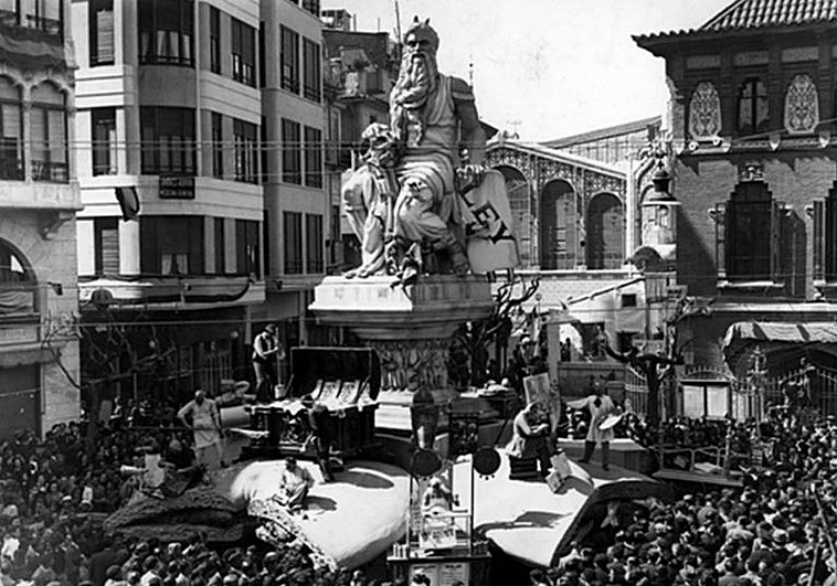 Renfe emite en sus trenes a Valencia el documental sobre el artista fallero Regino Mas